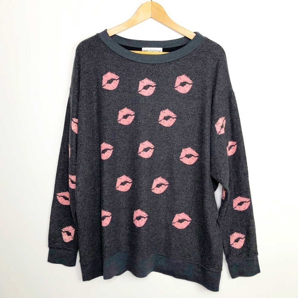 𝅺Wildfox gray oversized sweatshirt with pink lips